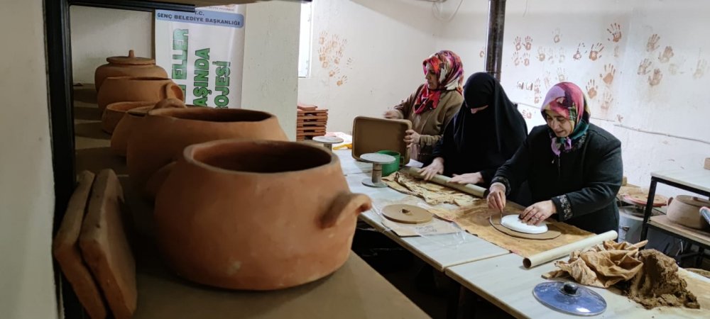 EKMEKLERİNİ ÇAMURDAN KAZANIYORLAR