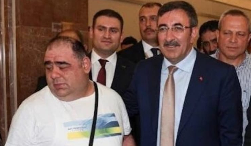 CUMHURBAŞKANI YARDIMCISI CEVDET YILMAZIN  YEGENİ KALP KRİZİNE YENİK DÜŞEREK HAYATINI KAYBETTİ