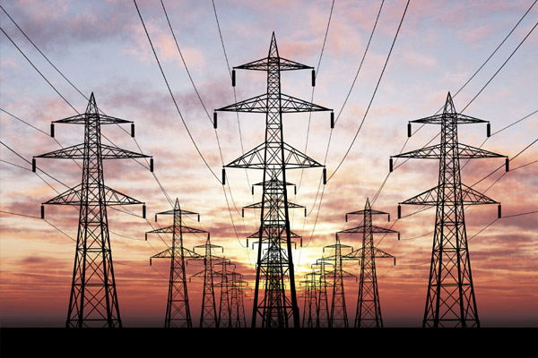 ELEKTİRİK DİREGİNDE AKIMA KAPILDI