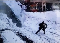 ÇATIDAN DÜŞEN BUZ KÜTLESİ ALTINDA KALAN VATANDAŞ ÖLÜMDEN DÖNDÜ