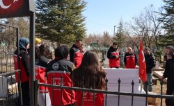 ŞEHİTLİKLER`DE TEMİZLİK ÇALIŞMASI YAPTILAR